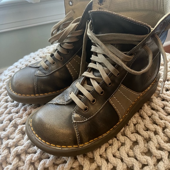 Dr. Martin Pebble Ankle Boots, Size 7. Like new. - Picture 10 of 10